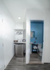 圣多明各JM GUESTHOUSE的白色的浴室设有水槽和卫生间。
