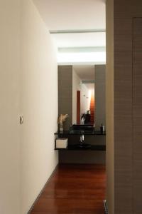 FaiaVilla Medroa的走廊上设有白色墙壁和木地板的房间