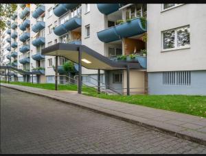 奥格斯堡Apartment am Eiskanal的一条空的街道,旁边是一座大型公寓楼
