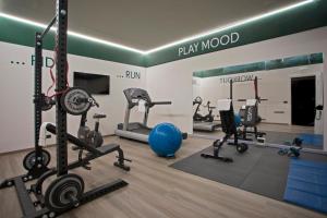 特拉诺瓦-布拉乔利尼Moody smart & comfy Hotel的一间健身房,里面设有举重器材和健身器材