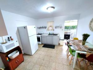 Casa Doña Guilla 2的厨房配有白色冰箱和桌椅
