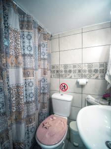 沃洛斯Angie's House Volos的一间带粉红色卫生间和盥洗盆的浴室