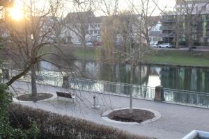 海尔布隆Schickes Appartement an der Neckarpromenade的公园,旁边是长凳