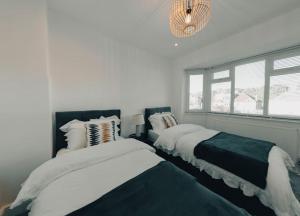 MordenHomely & Peaceful Living Space的一间卧室设有两张床和窗户。