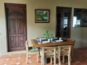 比加瓜Nacientes Lodge的一张带椅子的木桌和木门