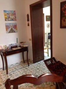 卡普里瓦伦蒂诺之家公寓的客厅配有椅子和桌子
