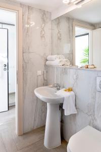 波利克罗诺Villa Pearl的白色的浴室设有水槽和镜子