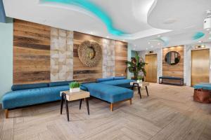 圣胡安Abitta Boutique Hotel, Ascend Hotel Collection的大堂设有蓝色的家具和木墙