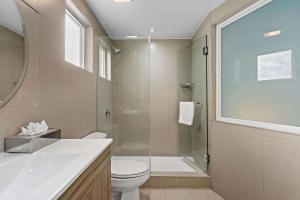 圣胡安Abitta Boutique Hotel, Ascend Hotel Collection的浴室配有卫生间、淋浴和盥洗盆。