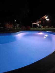 比亚莱特马西cabañas Khuska的夜间带蓝色照明的游泳池