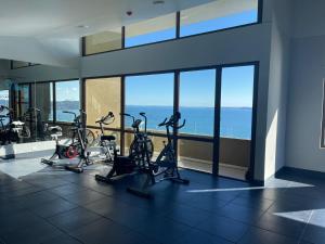 蒙特港Puerto Montt apartamento en playa Pelluco的配有有氧器材的健身房,享有海景