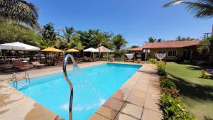 塞古罗港Pousada Beach Bahia的喷泉度假村的游泳池