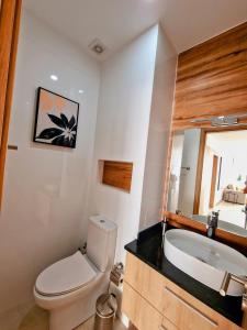 普拉亚Praia Modern Apartment vista Mar的浴室配有卫生间、盥洗盆和浴缸。