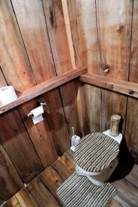 罗索纳蒂热带河谷酒店的木制浴室设有卫生间和一卷卫生纸