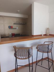 圣卡洛斯-德巴里洛切Monoambiente El Otto的厨房配有两把椅子和台面