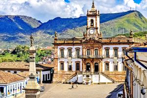 欧鲁普雷图Casa Nova em Ouro Preto e Mariana的一座古老的建筑,在城里有一个钟楼