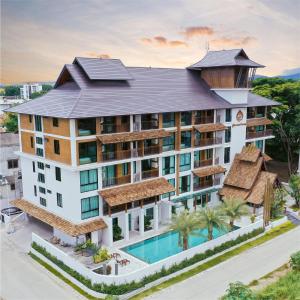 清迈Pleasant Chiangmai的享有带游泳池的度假村的空中景致