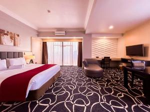 名古屋星球度假酒店的配有一张床和一张书桌的酒店客房