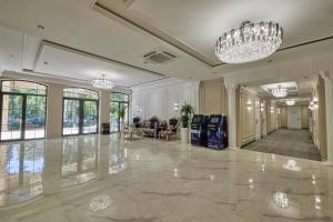 撒马尔罕Continental Hotel Samarkand的大型客房设有吊灯和大堂。