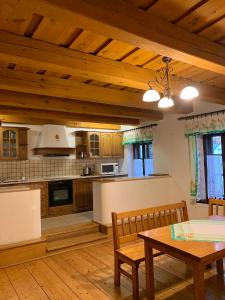 米库洛夫VIP MiKU apartman 2的厨房设有木制天花板和桌椅