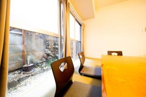 东京ACT one的客房设有桌椅和窗户。