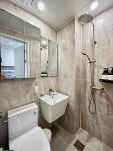 首尔318 Stay - Foreigners Only的浴室配有卫生间、盥洗盆和淋浴。