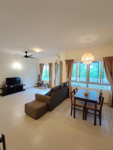 迪沙鲁Balini Home Tiara Desaru的客厅配有沙发和桌子