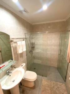 KababaeAlegria 1E的浴室配有卫生间、盥洗盆和淋浴。