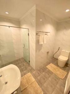 KababaeAlegria 1E的白色的浴室设有水槽和卫生间。