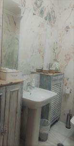 昆卡La Tioca的一间带水槽和镜子的浴室