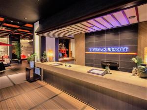 宫岛LiVEMAX RESORT Aki Miyajima的一个带前台柜台的大堂和一间餐厅