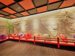 宫岛LiVEMAX RESORT Aki Miyajima的墙上有大型壁画的保龄球馆