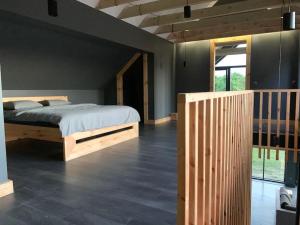 厄尔科Modern Villa & Sauna by the lake, przytulnavilla, Dom nad jeziorem na Mazurach的一间卧室设有一张床和木墙