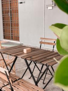 卢穆特Venice Guest Hostel - Bilik Sahaja的木餐桌和长凳