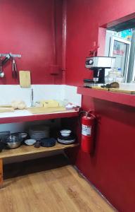 拉威海滩Baan sikhao Yanui的厨房配有水槽和碗碟柜台