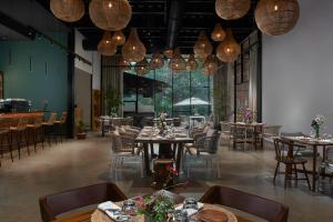 安君纳Avataara Resort & Spa的用餐室配有桌椅和吊灯。