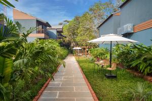 安君纳Avataara Resort & Spa的院子里带椅子和遮阳伞的走道