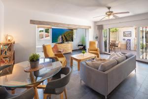 福恩吉罗拉Family Villa Mijas-Costa close to the beach的客厅配有沙发和桌子