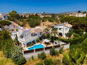 福恩吉罗拉Family Villa Mijas-Costa close to the beach的享有带游泳池的房屋的空中景致