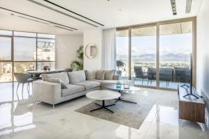 尼科西亚360 Nicosia - Luxury Apartment Panoramic View的客厅配有沙发和桌子