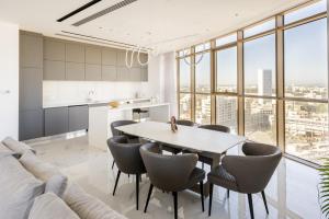 尼科西亚360 Nicosia - Luxury Apartment Panoramic View的厨房以及带桌椅的起居室。