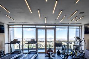尼科西亚360 Nicosia - Luxury Apartment Panoramic View的享有城市景致的健身房