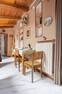 博洛尼亚Lo chalet di Giulia - Romantic terrace的一间带桌椅的用餐室