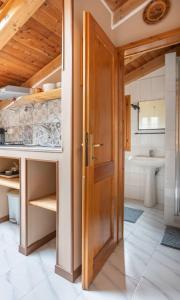 博洛尼亚Lo chalet di Giulia - Romantic terrace的一间带木门和水槽的浴室
