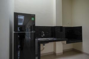 梭罗RedDoorz Plus near UMS Solo 2的黑色浴室设有水槽和镜子
