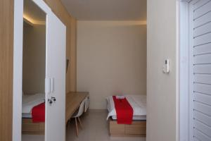 梭罗RedDoorz Plus near UMS Solo 2的小房间,卧室配有一张床和一扇门