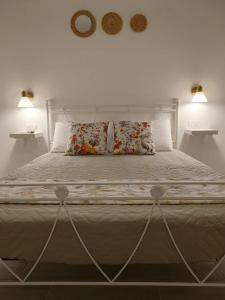 塞尔瓦迪法萨诺Oltre la Vite的一张大床,上面有两个枕头