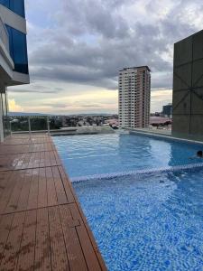 达沃市Lengs Place 1 - Studio Unit at Inspiria Condo Beside Abreeza Mall Davao City的大楼顶部的大型游泳池