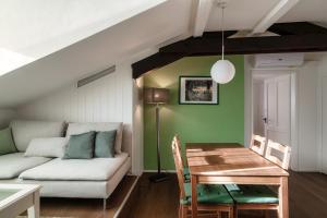 蓬泰特雷萨Mansarda Verde by Quokka 360 - cosy attic apartment with lake view的客厅配有沙发和桌子