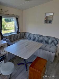 塞罗斯凯尔克mini-camping 't Bergje的客厅配有桌子和沙发